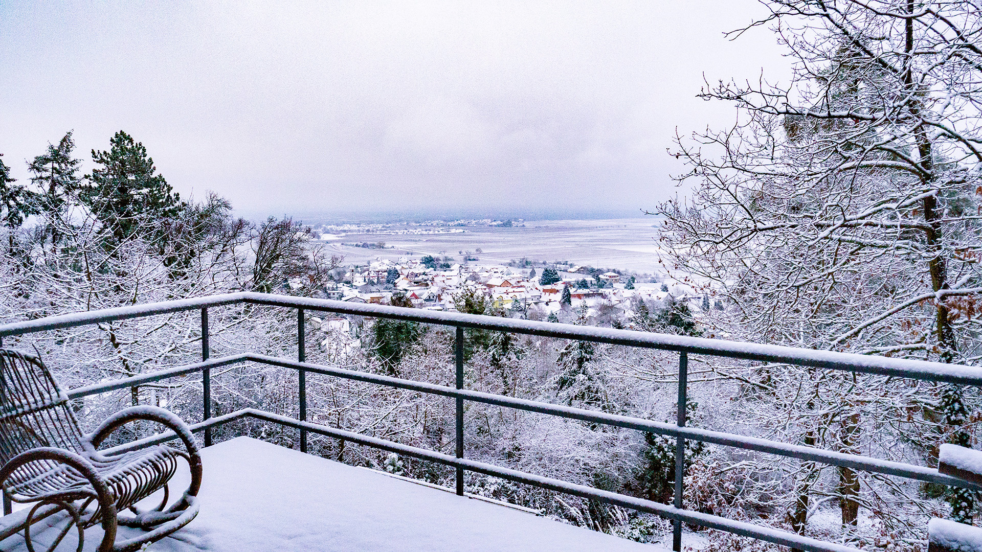 Blick auf Ebene im Winter von Balkon
